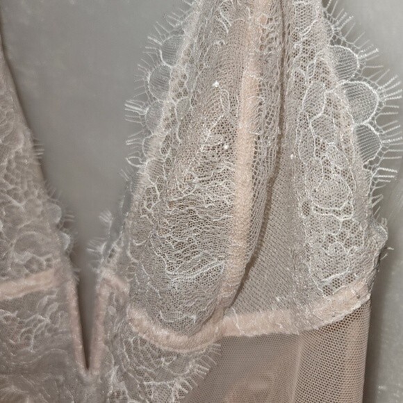 Victoria's Secret V-wire Plunge Very Sexy Lace Teddy Beige Medium NWT - Picture 8 of 16